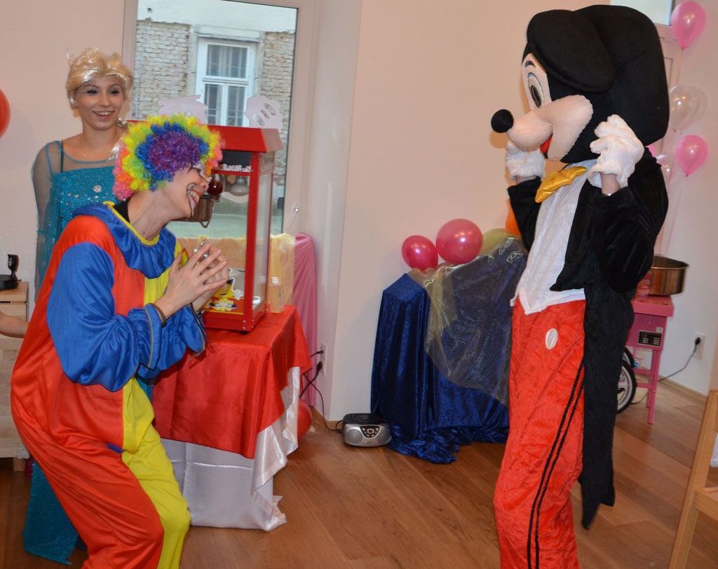 Mickey Mouse bei einer Kinderparty