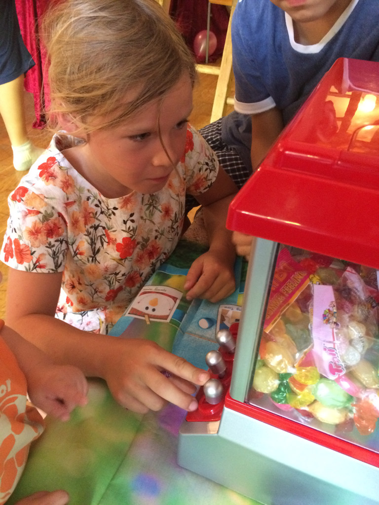 Mädchen mit Zuckerwatte auf einer Kinderparty