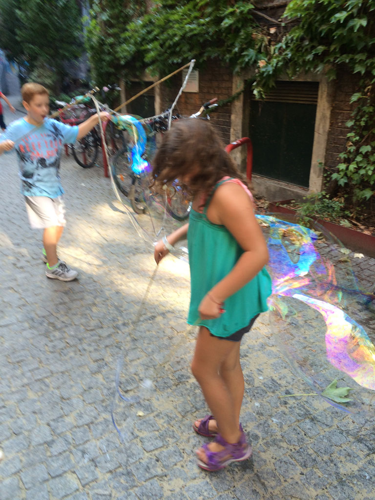 Riesenseifenblasen bei einer Kinderparty