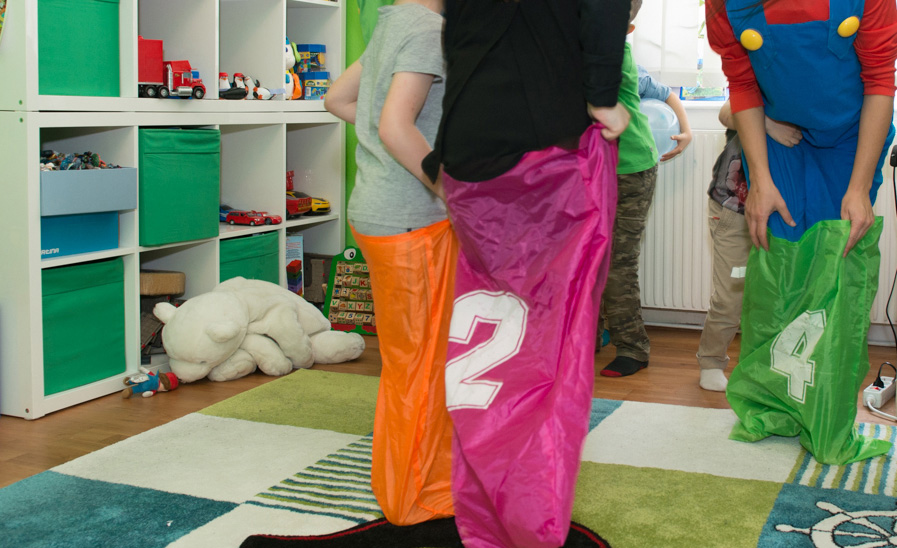 Sackhüpfen bei einer Kinderparty