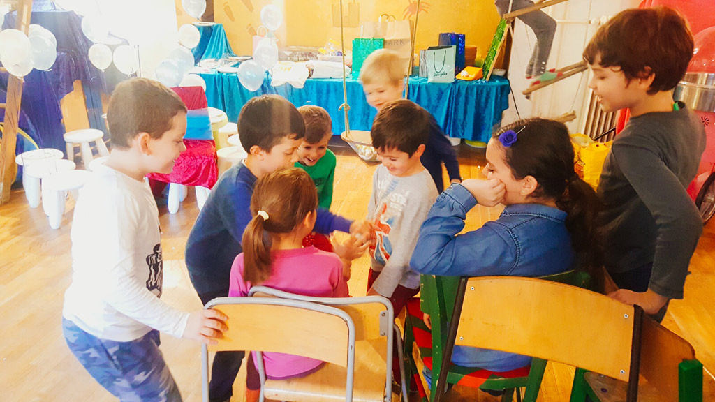 Kinder spielen bei einer Kinderparty in Wien